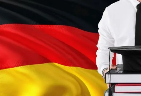 mężczyzna na tle niemieckiej flagi